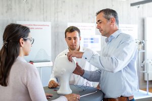 Workshop situation: Expert explains with a dummy