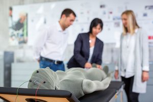 Workshop situation: Expert explains with a dummy