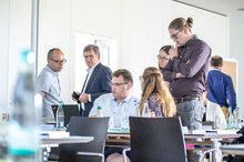 Course situation: inomed employee explains with a laptop